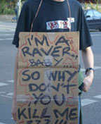 Foto von einem Demonstranten mit Protestschild mit der Aufschrift „I'm a raver baby, so why don't you kill me?“