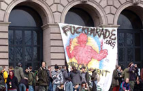 Transparent der Fuckparade am Portal der Universit�t