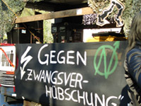 Transparent an der Seite eines Lautsprecherwagens "Gegen &bdquo;Zwangsverh�bschung&ldquo;"