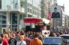 Demonstrierende am Checkpoint Charlie