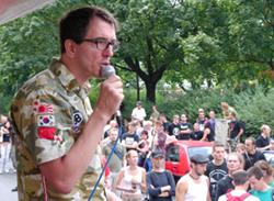 Dr. Motte mit Mikrophon 