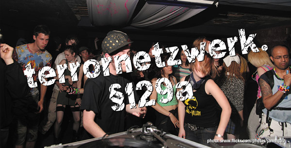 Fuckparade Flyer 2007: tanzende Jugendliche, darber steht: Terrornetzwerk. 129a.